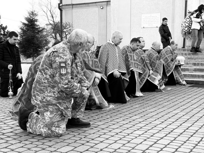 У Мукачеві в останню дорогу провели полеглого Героя – 03