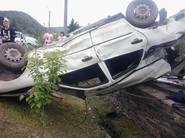 19-річний водій на "Форді" злетів у кювет: юнак перебуває в реанімації у важкому стані – 02