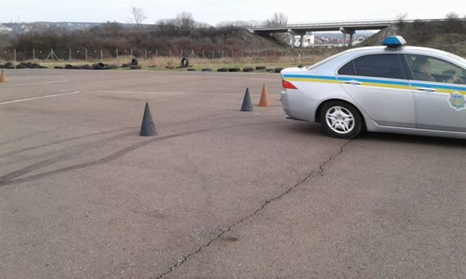 Закарпатські поліцейські "відшліфували" майстерність їзди в екстремальних умовах – 03