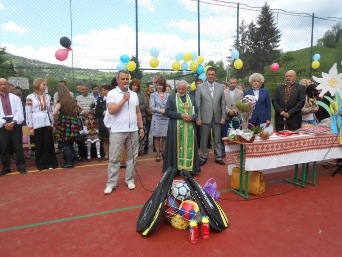 У селищі Ясіня офіційно відкрили спортивний майданчик – 03