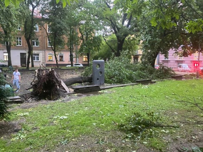 Затоплені вулиці, потрощені авто, зірвані дахи: Львів накрила потужна буря – 06
