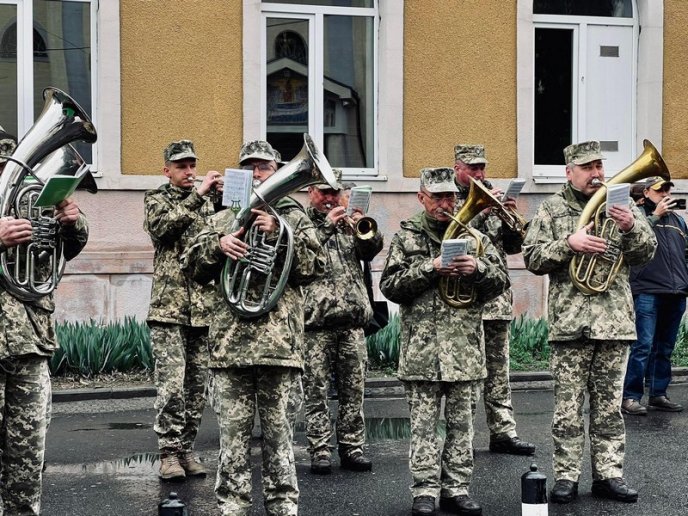 У Мукачеві попрощалися із 18-річним Героєм, який загинув на війні – 08