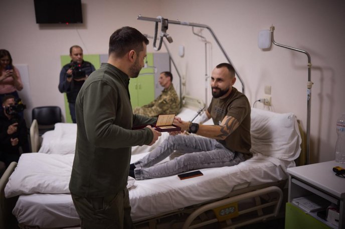 Президент України в Ужгороді зустрівся із захисниками та вручив їм державні нагороди – 05