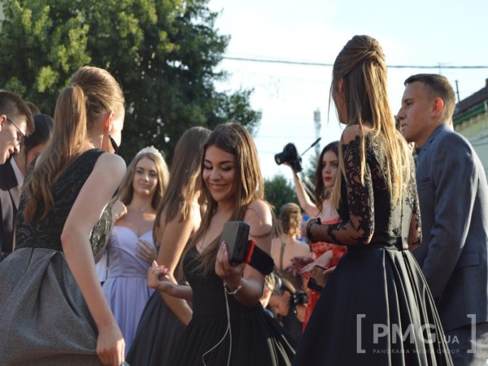 Парад випускників у Мукачеві: емоційні фото із заходу – 05