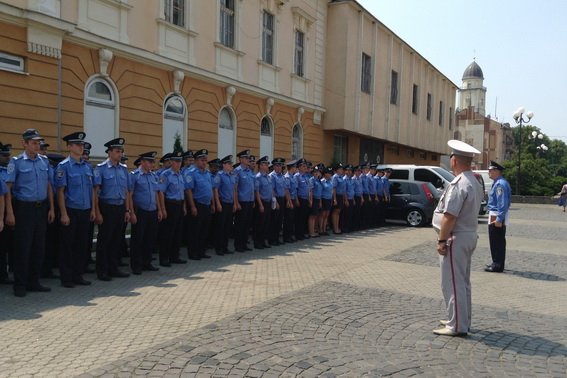 Закарпатські міліціонери вишикувались на центральних площах міст області – 04