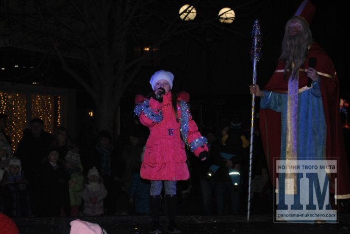 У Мукачеві урочисто запалили святкові вогні головної ялинки міста (ФОТО, ВІДЕО) – 04