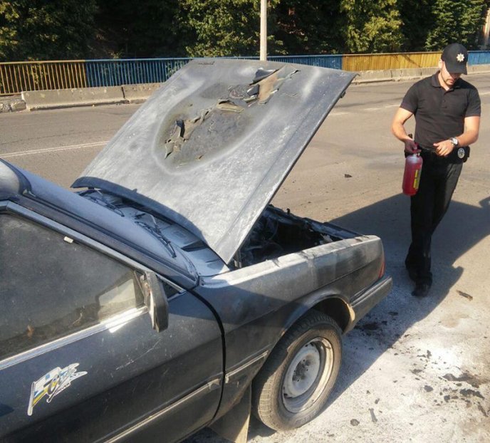 На транспортному мості у Мукачеві на ходу загорівся автомобіль "Volkswagen" – 03