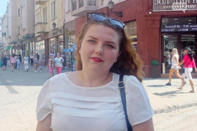 У центрі Ужгорода дівчина провалилася у люк – 03