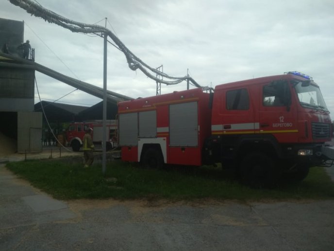 Рятувальники ліквідували пожежу на підприємстві – 01 Рятувальники ліквідували пожежу на підприємстві – 01