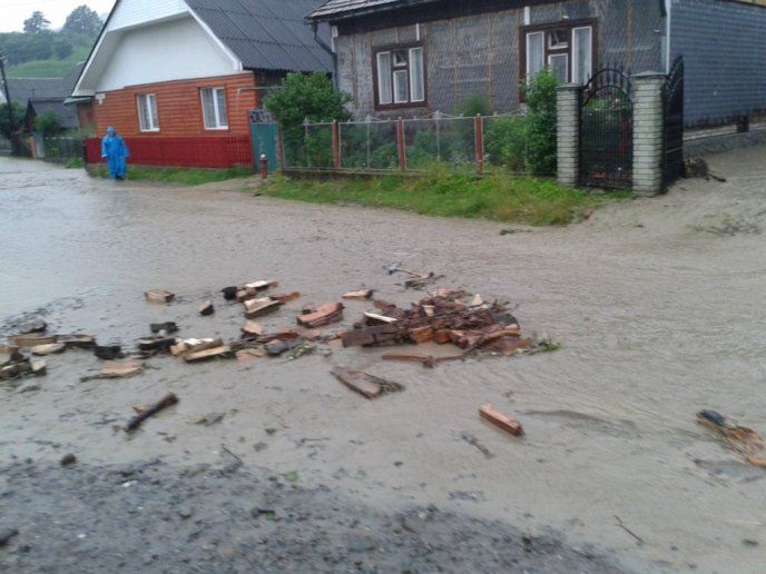 Пошкоджені дахи будинків, знищені насадження, розбиті вікна – результат вчорашньої негоди на Рахівщині (ФОТО) – 04