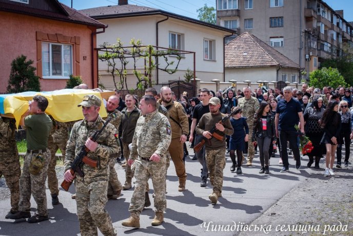 Воїну було лише 20 років: у Чинадієві поховали загиблого на війні Героя Володимира Гавріша – 11 Воїну було лише 20 років: у Чинадієві поховали загиблого на війні Героя Володимира Гавріша – 11