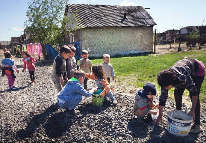 У Великих Лучках ромський табір за два дні зробив дорогу – 13 У Великих Лучках ромський табір за два дні зробив дорогу – 13