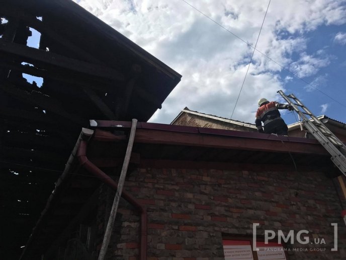 Пожежа у Мукачеві: горів торговий провулок по вулиці Духновича – 02