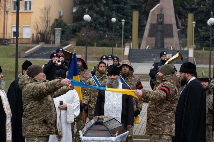 В області поховали військового, який загинув, рятуючи побратимів – 06