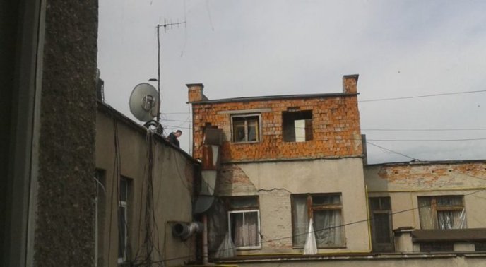Новий вид розваг молоді Хуста: видертись на дах будинку та плювати на перехожих  – 01