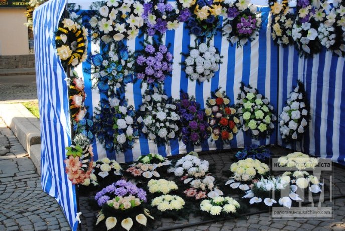 В центрі Мукачева відкрилась ярмарка вінків (ФОТО) – 05 В центрі Мукачева відкрилась ярмарка вінків (ФОТО) – 05