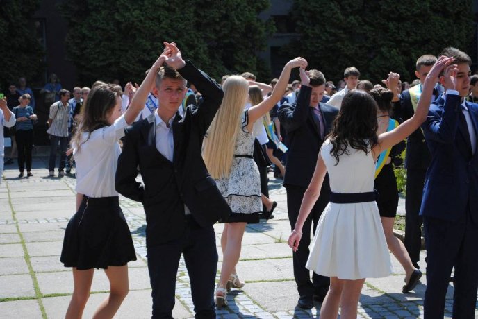 Ужгородські випускники теж станцювали вальс (ФОТО) – 04