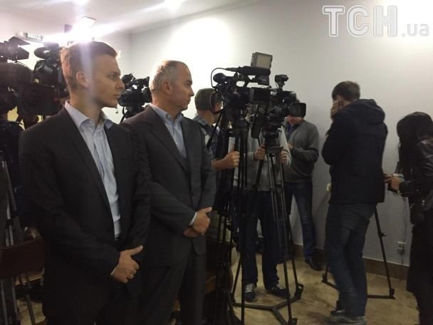 Син нардепа Нестора Шуфрича прийшов на суд разом із впливовим батьком – 01