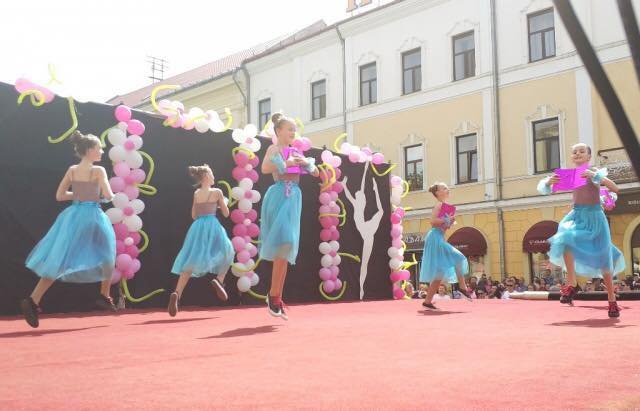 У центрі Мукачева провели танцювальне свято – 15