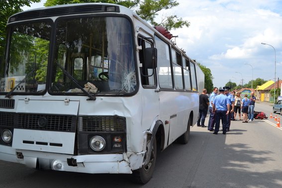 В Ужгороді водій скутера постраждав внаслідок зіткнення з автобусом – 02 В Ужгороді водій скутера постраждав внаслідок зіткнення з автобусом – 02