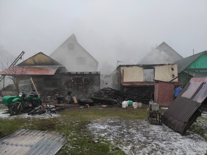 12 чоловік рятували будинок від знищення вогнем: на Хустщині вирувала велика пожежа – 04 12 чоловік рятували будинок від знищення вогнем: на Хустщині вирувала велика пожежа – 04