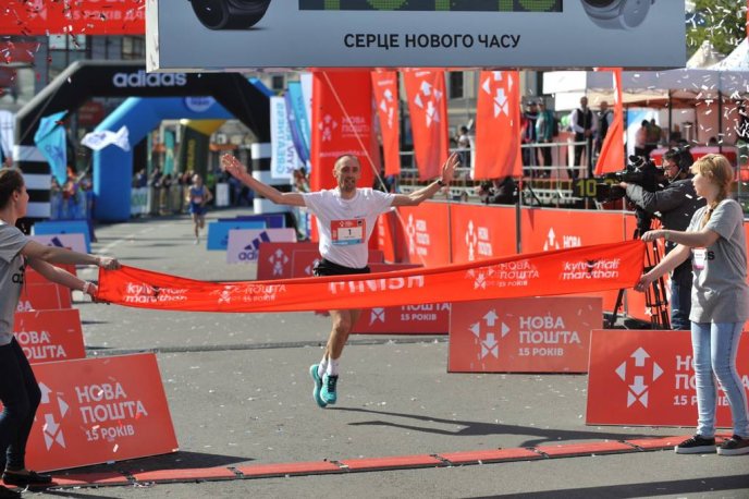 Мукачівець Сергій Расчупкін отримав відзнаку Київського напівмарафону – 05
