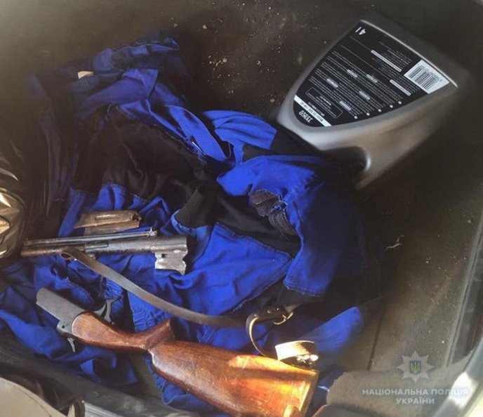 Знервований хлопець викликав підозри в поліцейських – 01 Знервований хлопець викликав підозри в поліцейських – 01