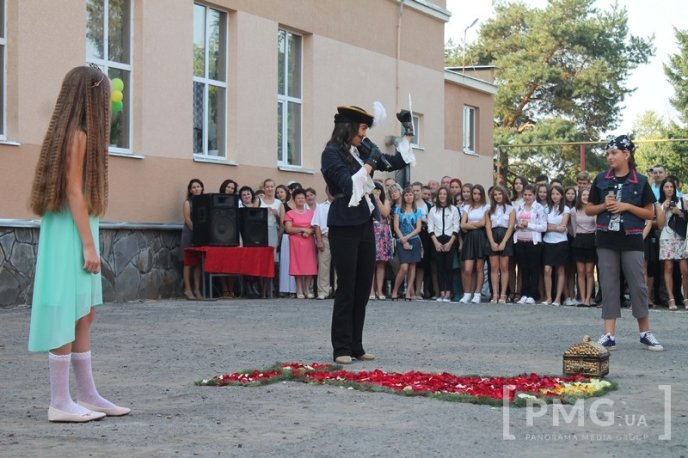НВК "Гармонія" урочисто відзначила свято Першого вересня лінійкою у вишиванках – 41