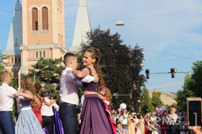 Свято випускників у Мукачеві: вальс, усмішки та селфі – 07 Свято випускників у Мукачеві: вальс, усмішки та селфі – 07