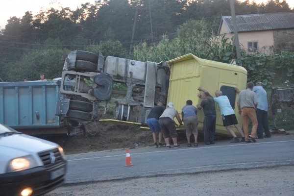 На Тернопільщині перекинулася вантажівка із Закарпаття: постраждав водій – 01