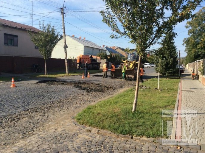 У Мукачеві демонтували одразу чотири "лежачих поліцейських" (ФОТОРЕПОРТАЖ) – 07