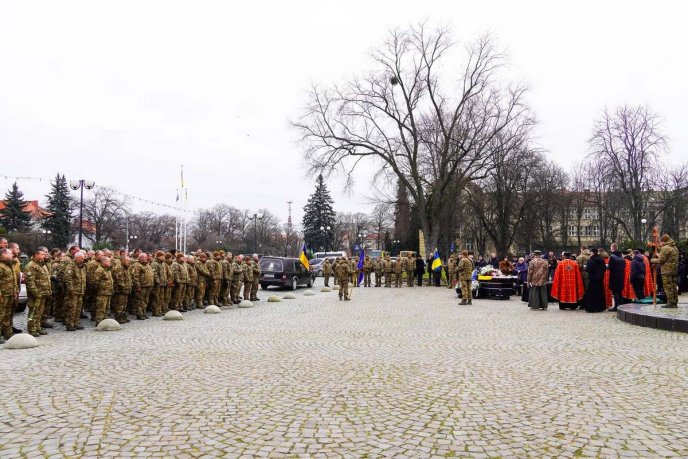 Область попрощалась із захисником, який загинув на війні – 02