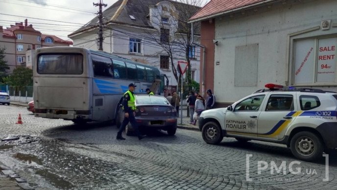 У Мукачеві "Мазда" зіткнулася з автобусом – 01