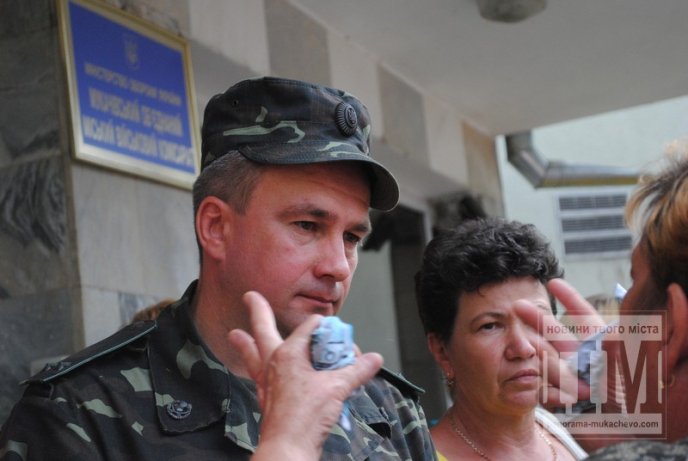 Сьогодні Мукачево мітингувало: сотні жінок перекрили дорогу та вимагали не забирати чоловіків у армію (ФОТО) – 23