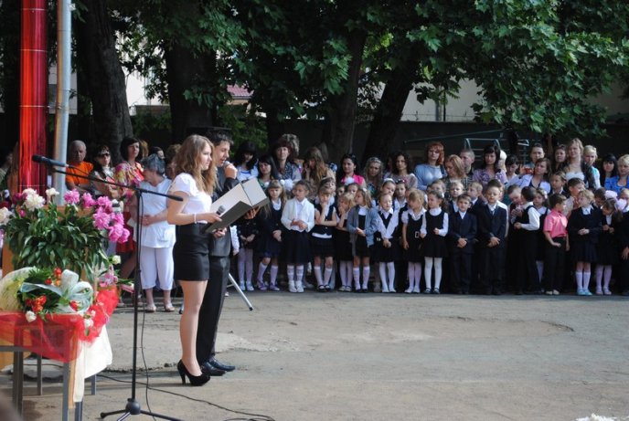 Для одинадцятикласників Мукачева пролунав останній дзвоник (ФОТОРЕПОРТАЖ) – 07 Для одинадцятикласників Мукачева пролунав останній дзвоник (ФОТОРЕПОРТАЖ) – 07