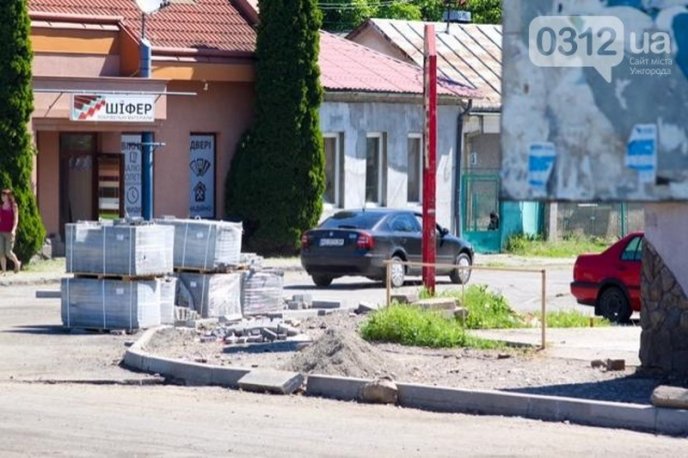 Чому ремонт на вулиці Антонівській в Ужгороді досі не завершили – 01