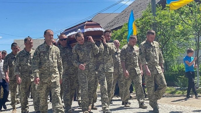 Балотувався депутатом до селищної ради: поховали закарпатця, який загинув на війні – 03