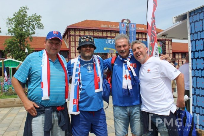 Словацькі та англійські фани розважаються у центрі французького Сент-Етьєна – 05