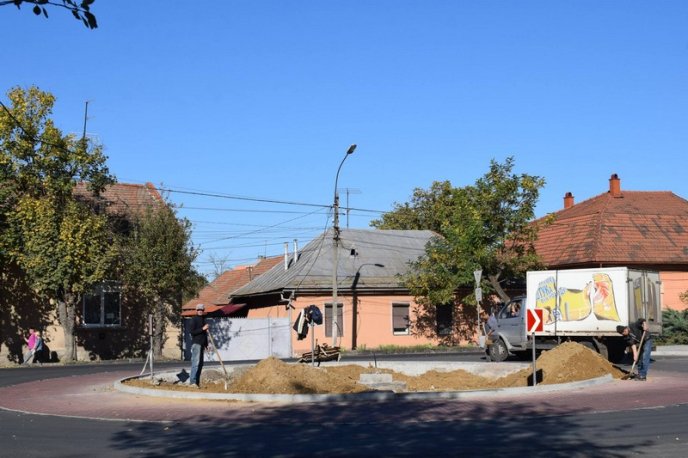 У Берегові завершують облаштування колової розв’язки – 01