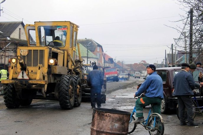 Після доби блокування на Виноградівщині розпочали ремонт дороги  – 08
