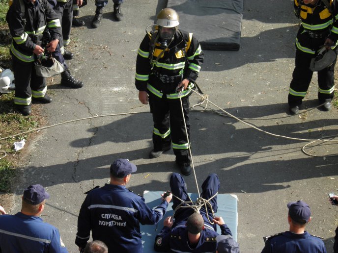 У Берегові рятувальники демонстрували професійну майстерність та визначали кращих газодимозахисників – 06