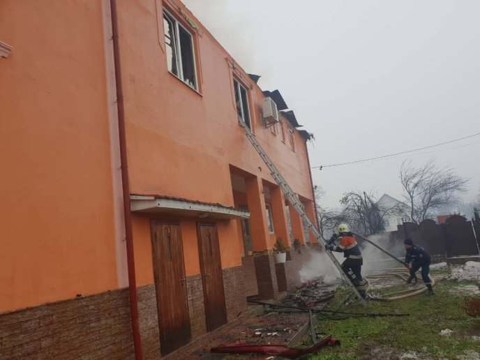 Масштабна пожежа на Хустщині: горів весільний салон – 01