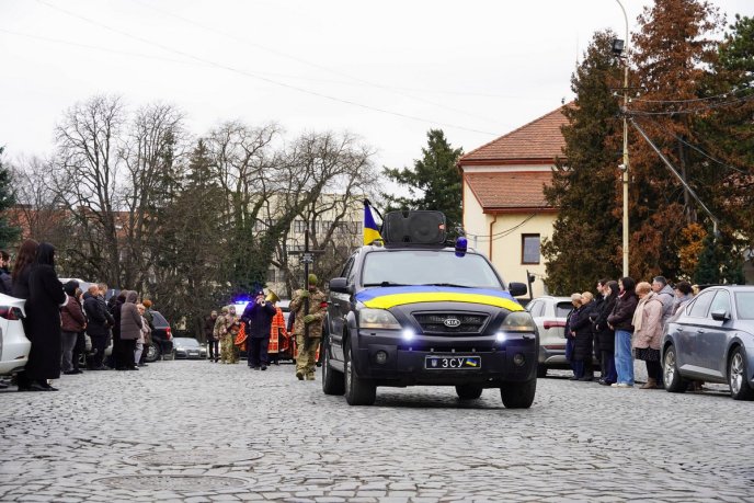 В Ужгороді попрощались із солдатом, якого 18 місяців вважали зниклим безвісти – 05