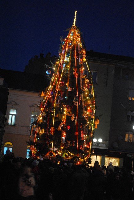 У Мукачеві запалали вогні головної ялинки міста (ФОТО) – 01
