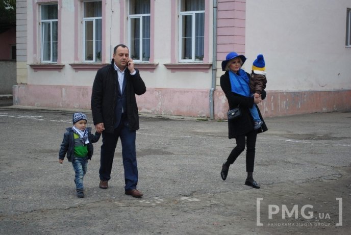 Голова облради Володимир Чубірко проголосував "за європейський Ужгород" разом із сім’єю – 01