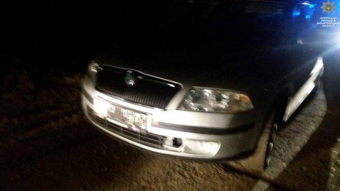 Патрульні зупинили автівку з ймовірно підробленими документами – 02