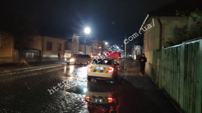 Зіткнулись два автомобілі: рух ускладнено – 01