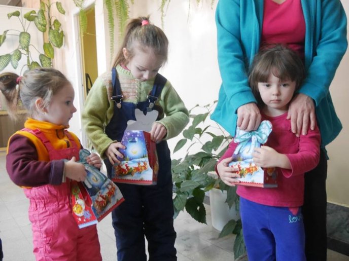 До маленьких пацієнтів Ужгородської міської дитячої лікарні завітали Дід Мороз зі Снігуронькою  – 06