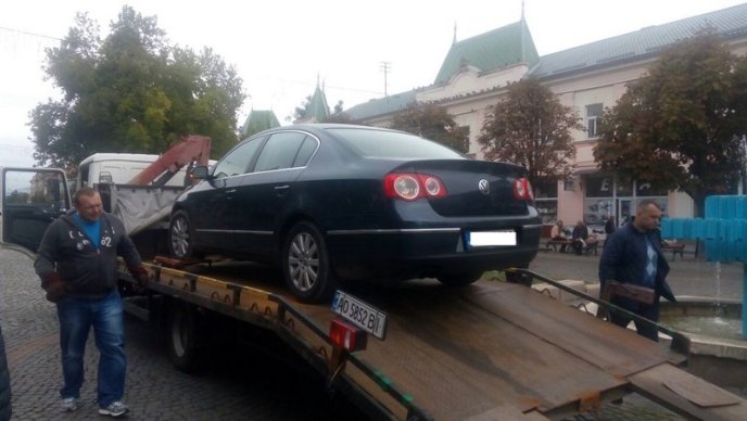 У Мукачеві муніципали складають протоколи на власників автівок за паркування в пішохідних зонах – 03