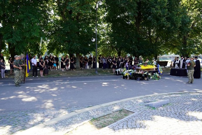 В Ужгороді попрощались із мужнім захисником, який загинув на війні – 03 В Ужгороді попрощались із мужнім захисником, який загинув на війні – 03